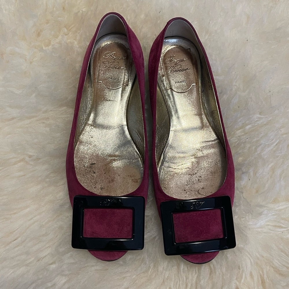 Roger vivier gommette flats in burgundy suede